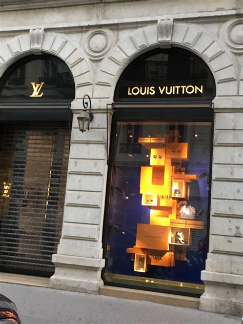 Louis Vuitton Lyon .